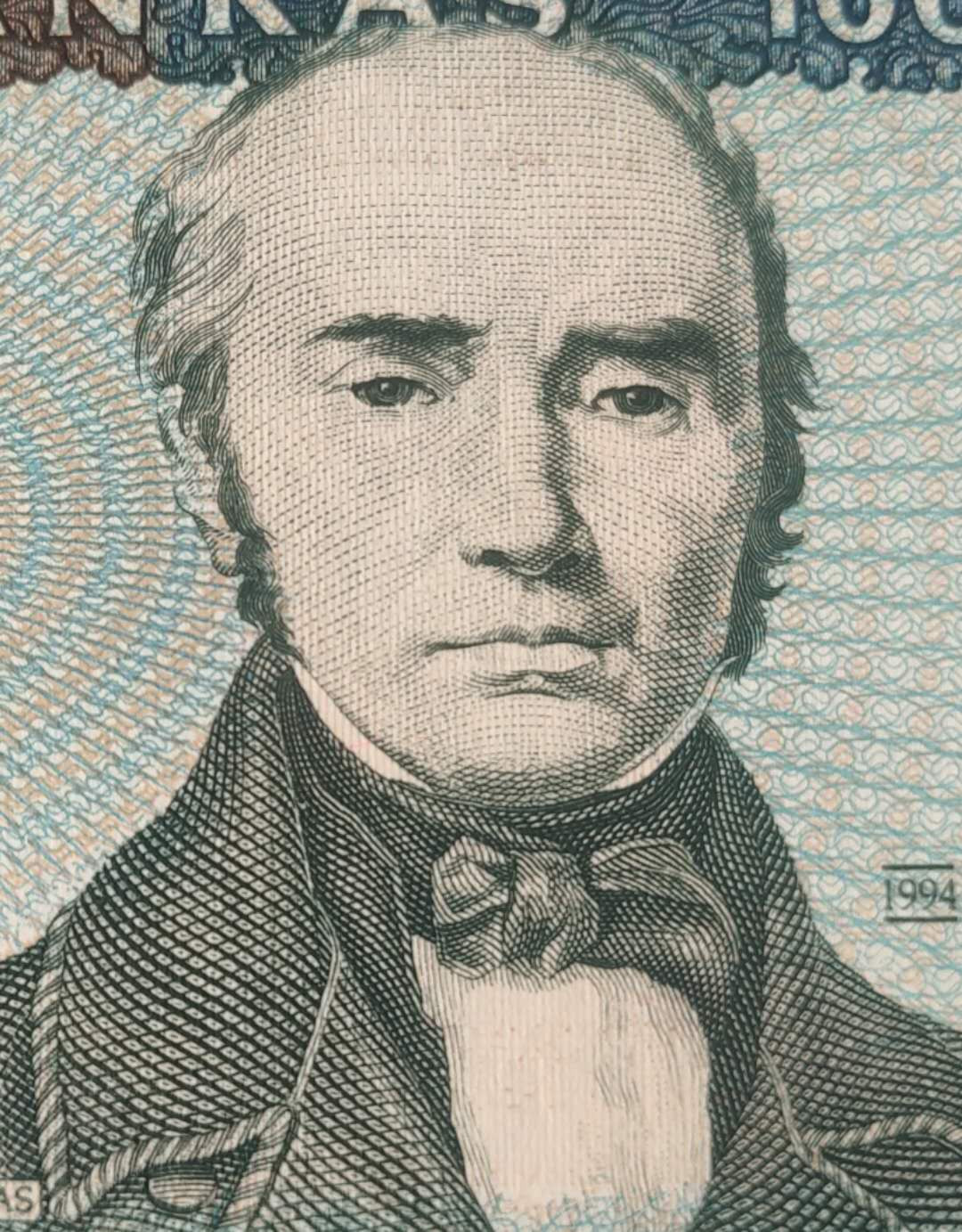 N&C第十一期: 欢乐捡漏场 1994年立陶宛100立特 PMG63E(只是居中问题) 四位小号好号无47! 极其稀少的双签名未发行版本! 正面是立陶宛历史学家西蒙纳斯·道坎塔斯 Simonas Daukantas 1793-1864。背面是立陶宛首都维尔纽斯老城Vilnius Old Town俯瞰风景。其中的主体建筑是维尔纽斯大学 Vilnius University 老校区内的圣·约翰教堂。印刷极其精美，风格清新脱俗，不可多得的精品!