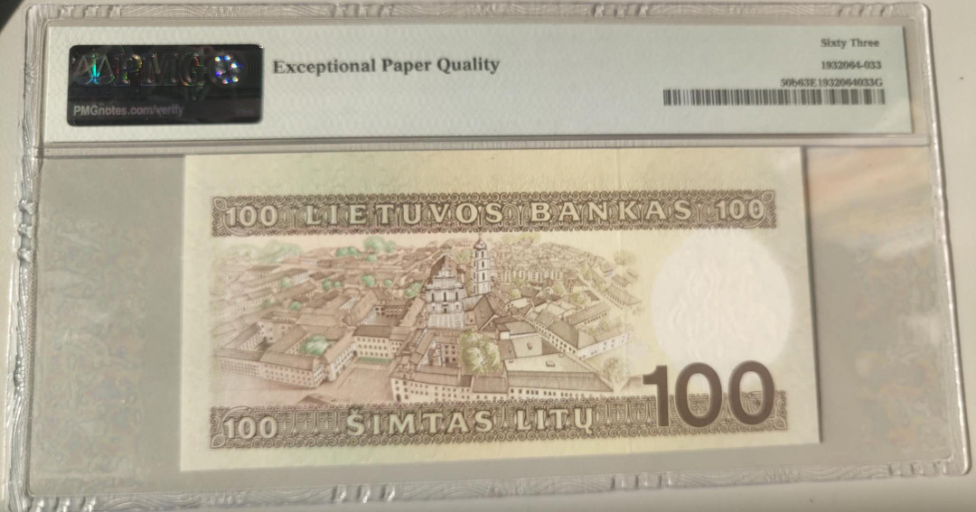 N&C第十一期: 欢乐捡漏场 1994年立陶宛100立特 PMG63E(只是居中问题) 四位小号好号无47! 极其稀少的双签名未发行版本! 正面是立陶宛历史学家西蒙纳斯·道坎塔斯 Simonas Daukantas 1793-1864。背面是立陶宛首都维尔纽斯老城Vilnius Old Town俯瞰风景。其中的主体建筑是维尔纽斯大学 Vilnius University 老校区内的圣·约翰教堂。印刷极其精美，风格清新脱俗，不可多得的精品!