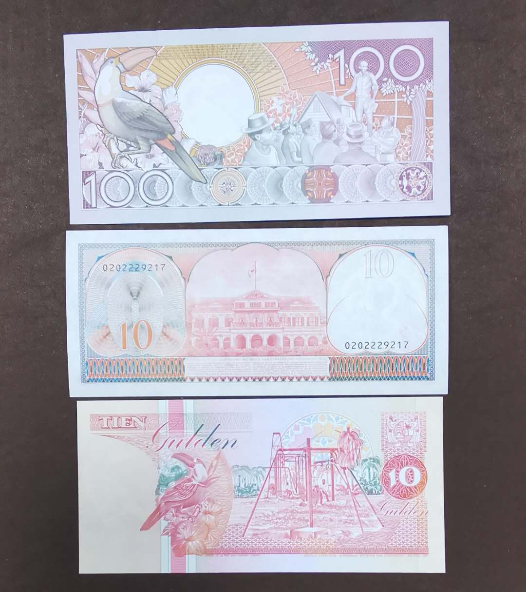 北京马甸外币专卖第三十九期，纸币专场，陆续上新，欢迎关注 苏里南纸币3张，品相如图全新