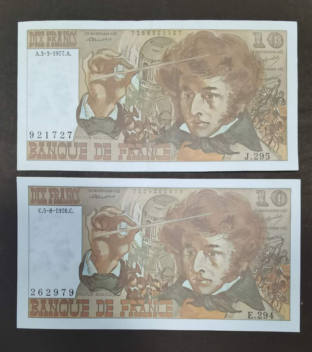 北京马甸外币专卖第三十九期，纸币专场，陆续上新，欢迎关注 法国10法郎纸币2张，品相如图，一张八品左右一张全新，但是都下过水 