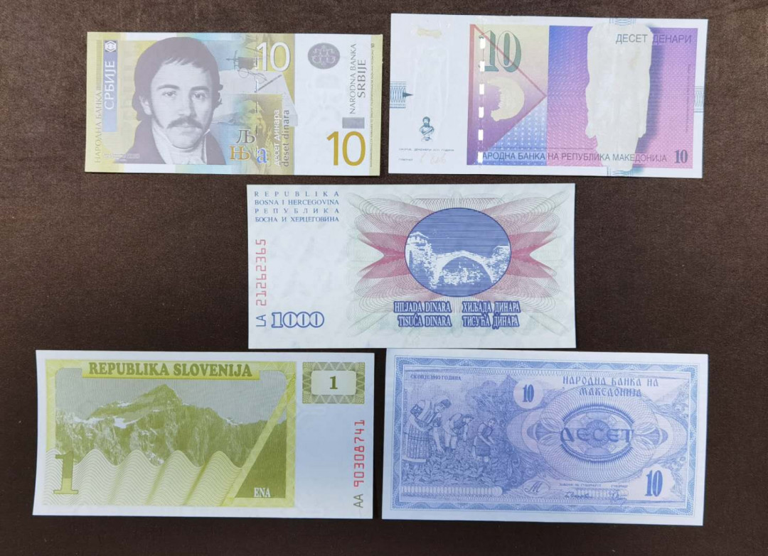 北京马甸外币专卖第三十九期，纸币专场，陆续上新，欢迎关注 东欧纸币五张，品相如图全新