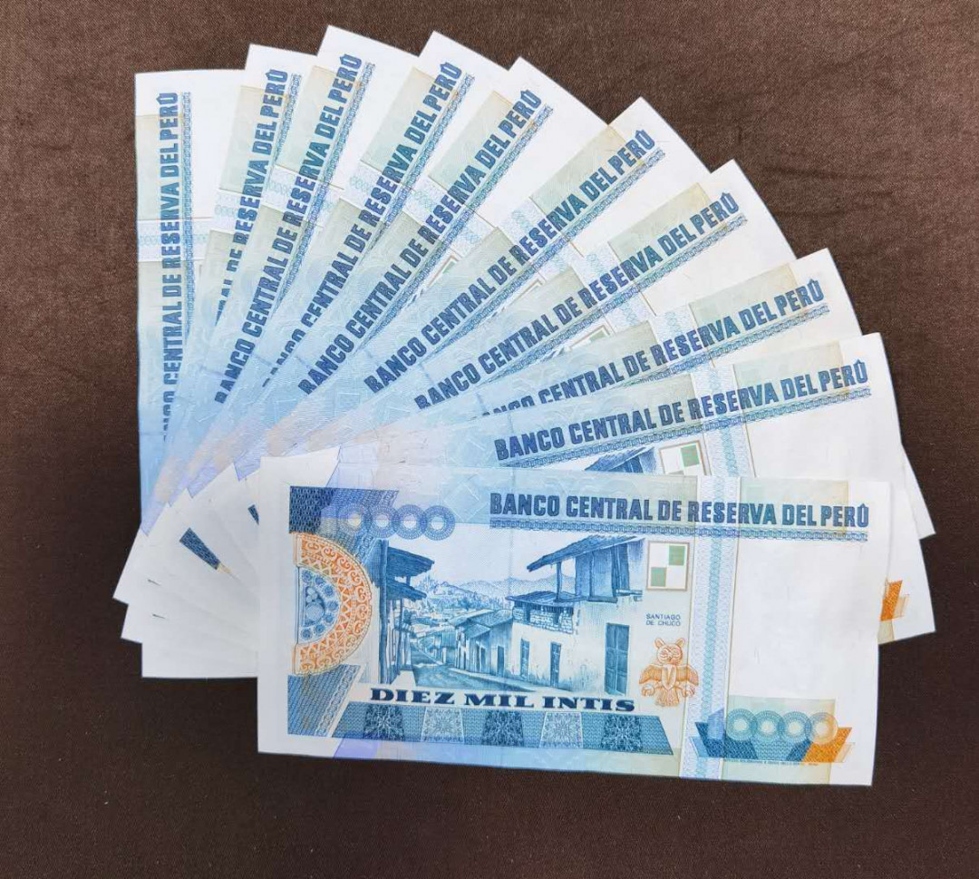 北京马甸外币专卖第三十九期，纸币专场，陆续上新，欢迎关注 秘鲁10000元大钞10张连号，品相如图全新，票面有不平整的地方 