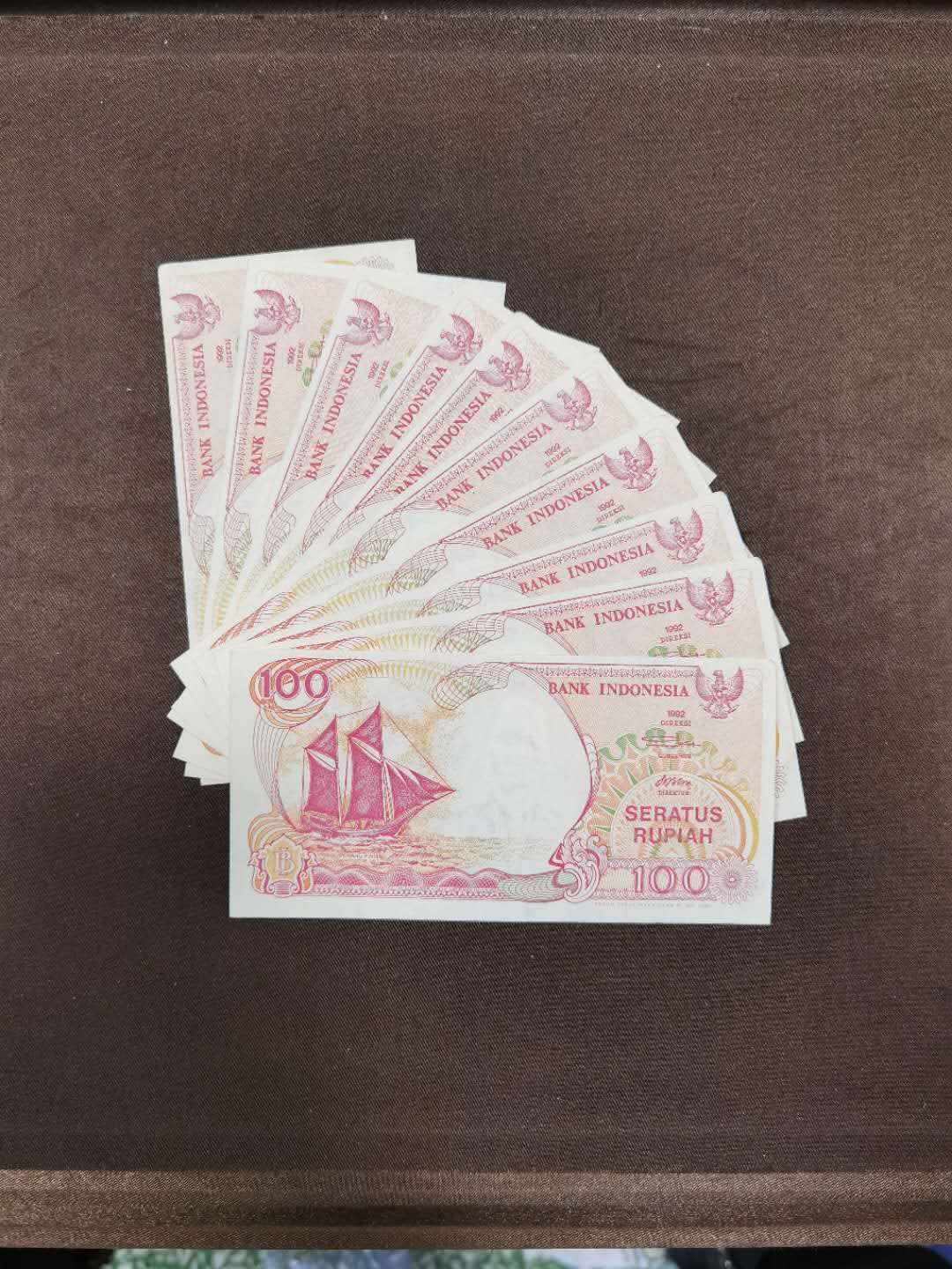 北京马甸外币专卖第三十九期，纸币专场，陆续上新，欢迎关注 印尼100盾船纸币10张，品相如图，有一个角有些卷