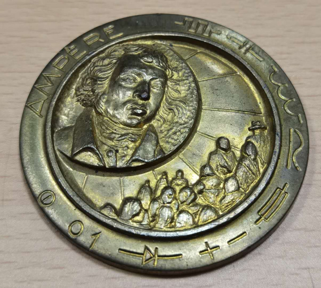 北京马甸外币专卖微拍第四十期，外国纪念章专场，陆续上新，欢迎关注 1982年法国纪念铜章，直径：60mm，重量：102克，品相如图