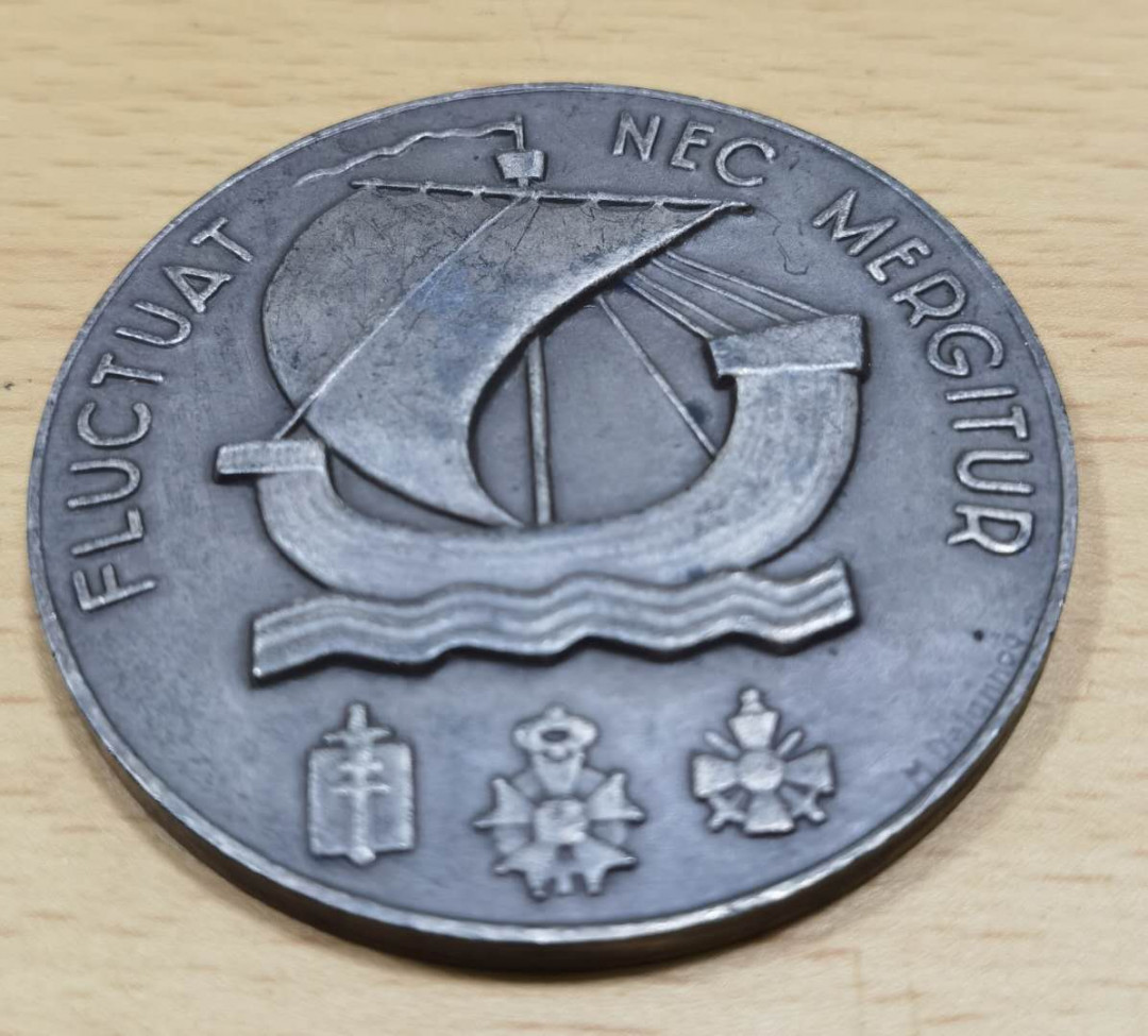 北京马甸外币专卖微拍第四十期，外国纪念章专场，陆续上新，欢迎关注 法国航海帆船纪念章，直径：50mm，重量：63克。品相如图