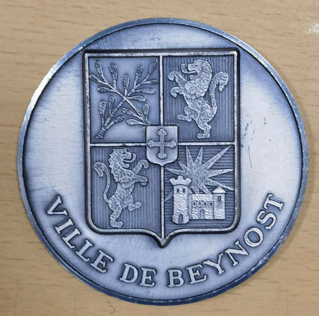 北京马甸外币专卖微拍第四十期，外国纪念章专场，陆续上新，欢迎关注 2003年法国贝诺斯特市市徽纪念章，直径：70mm，重量：86克，品相如图