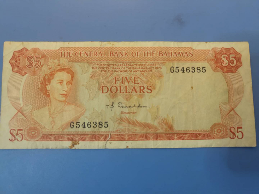 N&C第5期 最后一拍: 外国纸币裸钞专场 1974年巴哈马5元 七品 下面有撕裂 稀少签名!