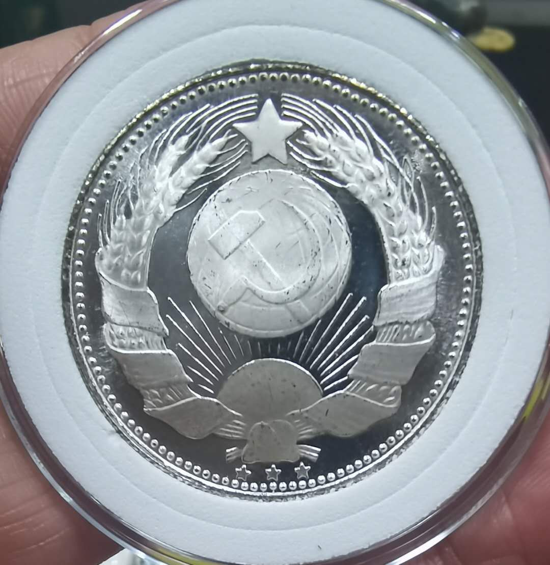 北京马甸外币专卖微拍第四十一期，金银币专场，陆续上新，欢迎关注 前苏联毛泽东低银或镀银纪念章，，直径：35mm，重量：14.4克，品相如图