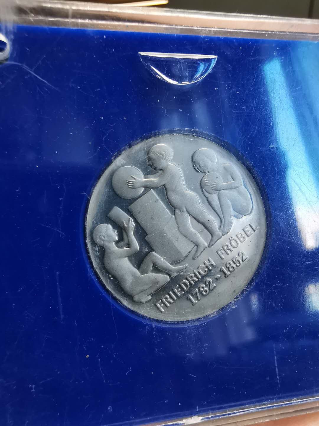 凡希社世界钱币微拍第一百四十七期年末捡漏专场 1982东德儿童教育家FROBEL纪念5马克精铸原盒！