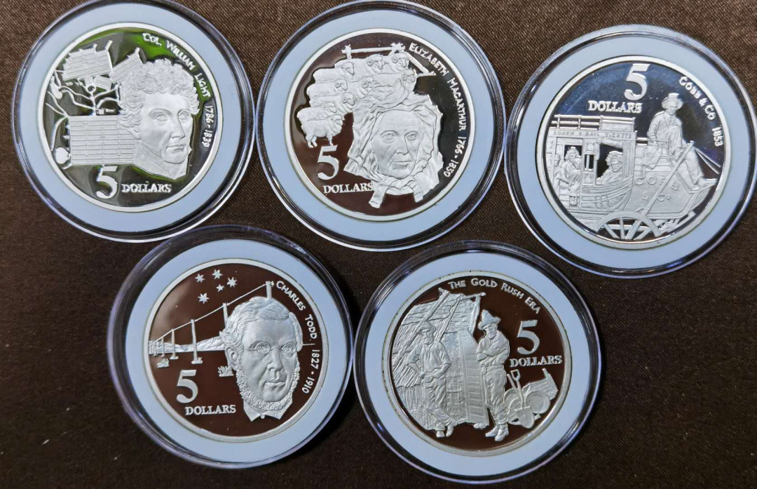 北京马甸外币专卖微拍第四十一期，金银币专场，陆续上新，欢迎关注 1995年澳大利亚精制纪念大银币5枚/套，每枚重：35.7克，成色925，品相如图