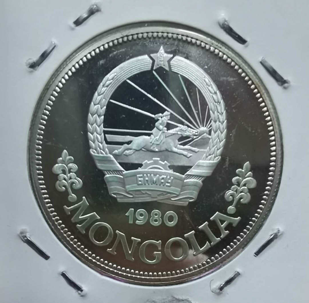 北京马甸外币专卖微拍第四十一期，金银币专场，陆续上新，欢迎关注 蒙古1980年联合国国际儿童年精致纪念银币  • 数量 :1 枚 • 面值 ： 25 图格里克 • 材质： 92.5% 银 （ 19.44 克/36.1毫米） • 年份： 1980 发行量：14000 造币厂：英国皇家造币厂 • 简介： 联合国国际儿童年纪念