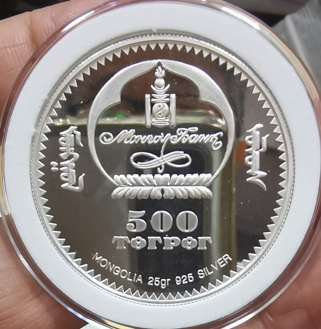 北京马甸外币专卖微拍第四十一期，金银币专场，陆续上新，欢迎关注 2001年蒙古纪念美国盐湖城冬奥会精制银币，重量：25克，成色：925，品相如图 