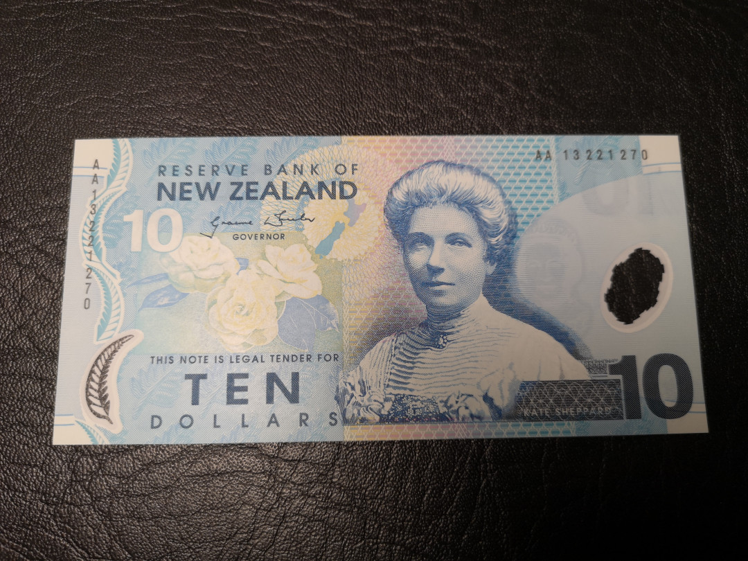 《外钞收藏家》二零二一新年拍（第100期） 13年新西兰10刀 首发AA冠  全新UNC