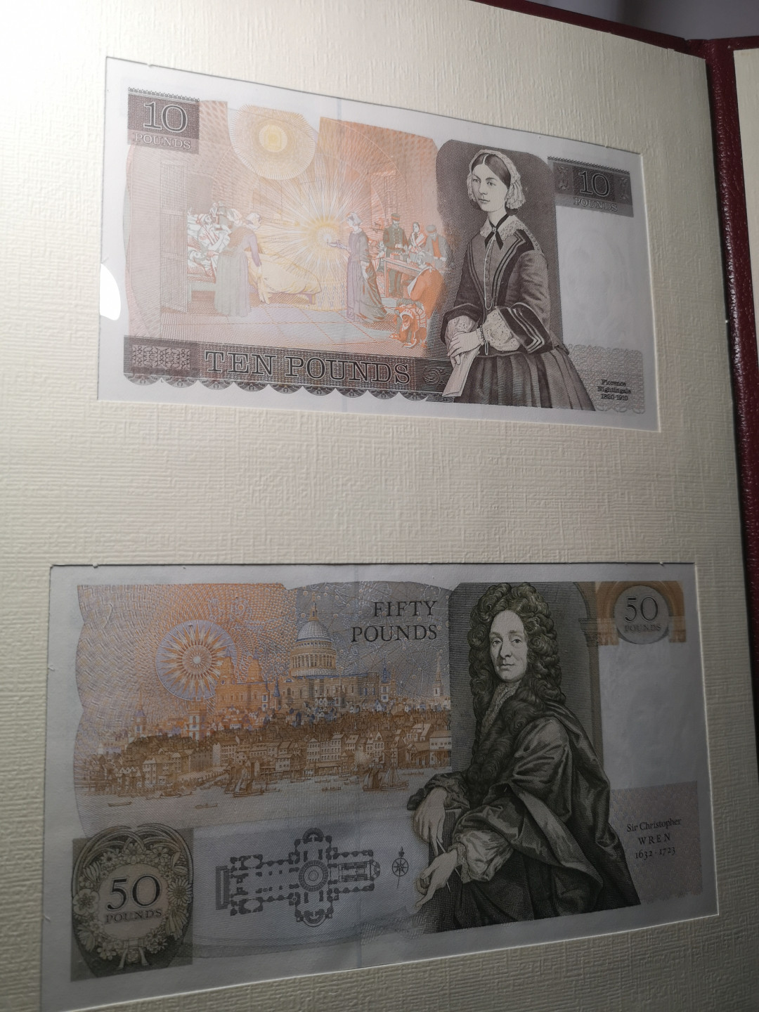 《外钞收藏家》第一百零一期拍卖  英镑全同号精装册 共4张  号码如图