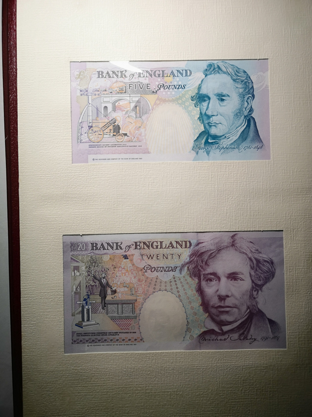 《外钞收藏家》第一百零一期拍卖  英镑全同号精装册 共4张  号码如图