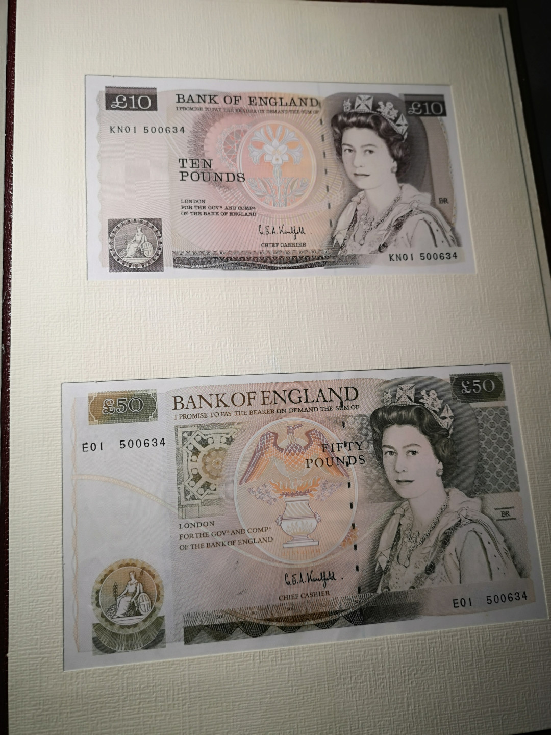 《外钞收藏家》第一百零一期拍卖  英镑全同号精装册 共4张  号码如图