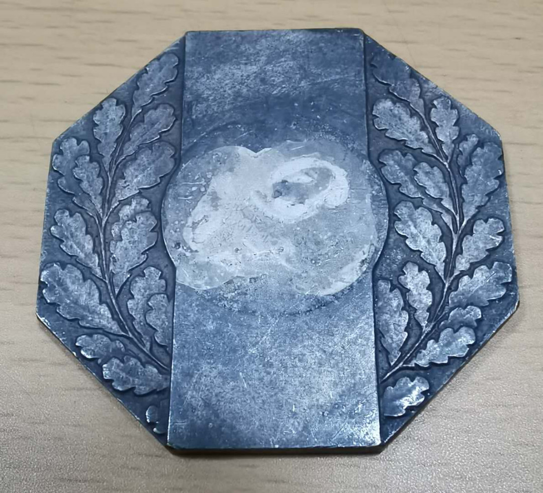 北京马甸外币专卖微拍第四十三期，外国纪念章专场，陆续上新，欢迎光临 八角形橡树叶纪念章，直径：50mm，重量：46克，成色：不详，品相如图 