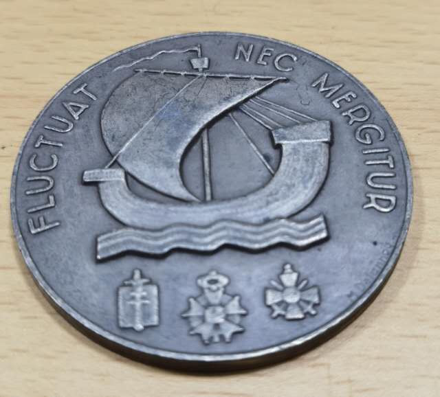 北京马甸外币专卖微拍第四十三期，外国纪念章专场，陆续上新，欢迎光临  法国航海帆船纪念章，直径：50mm，重量：63克。品相如图 