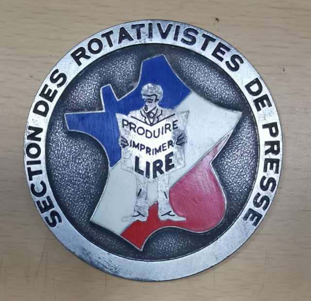 北京马甸外币专卖微拍第四十三期，外国纪念章专场，陆续上新，欢迎光临 法国彩色纪念章，直径：78mm，重量：71克，品相如图 