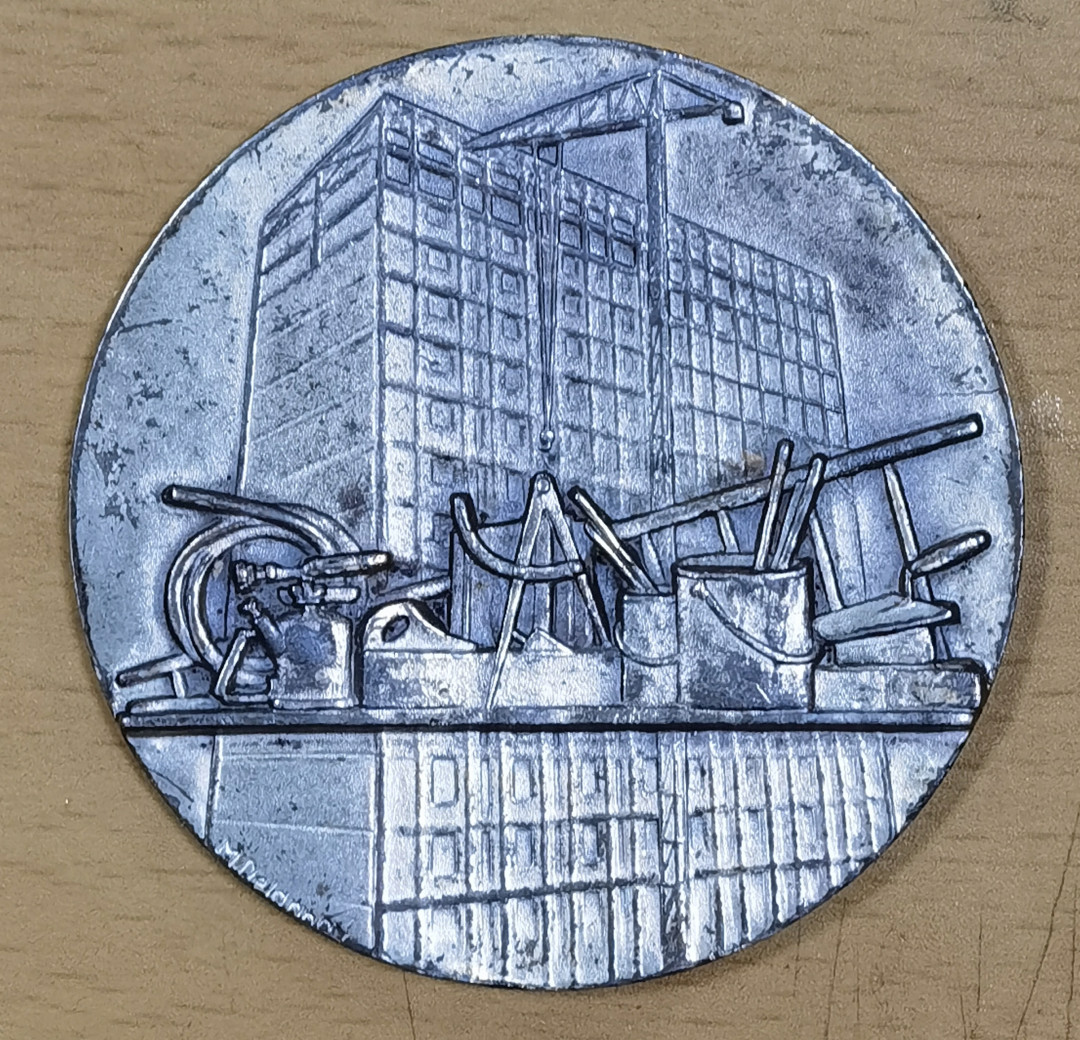 北京马甸外币专卖微拍第四十三期，外国纪念章专场，陆续上新，欢迎光临 1992年法国纪念章，直径：57mm。重量：76克。品相如图