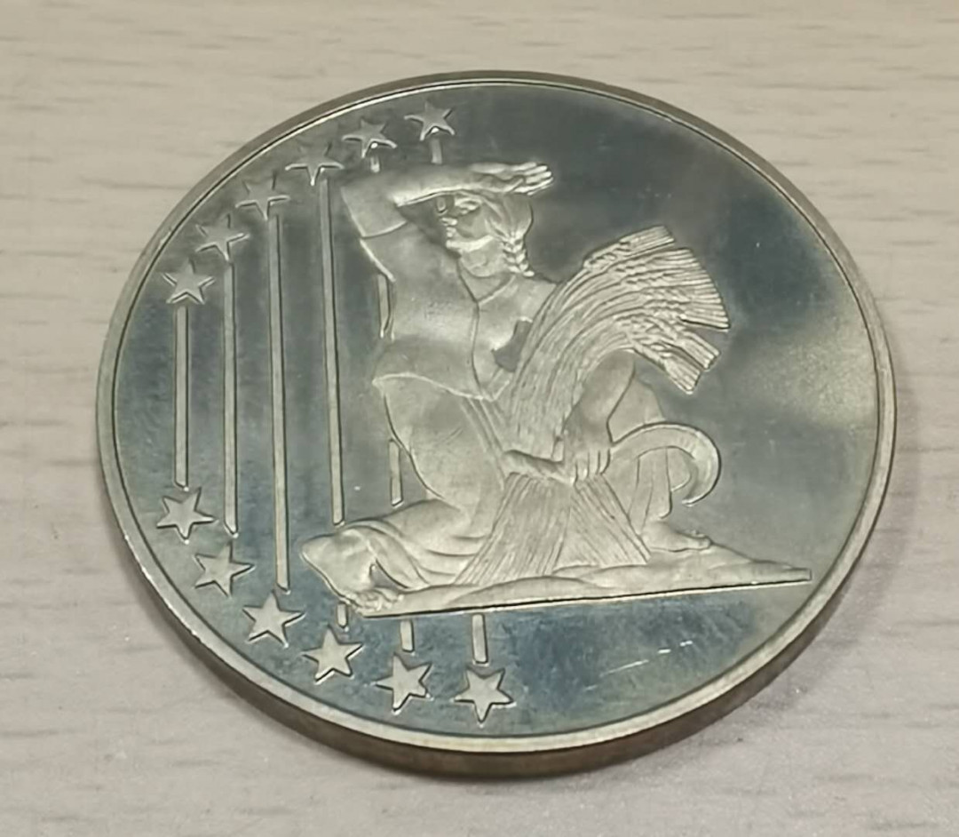 北京马甸外币专卖微拍第四十三期，外国纪念章专场，陆续上新，欢迎光临 2004年纪念铜章，直径：40mm，重量：27克。品相如图，