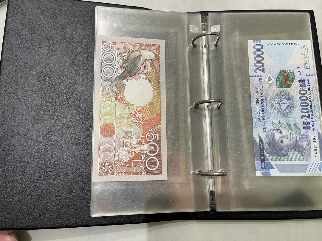 《外钞收藏家》第一百零二期拍卖 殷氏裸币便携册 配30张内页 近全新（不包含纸币）