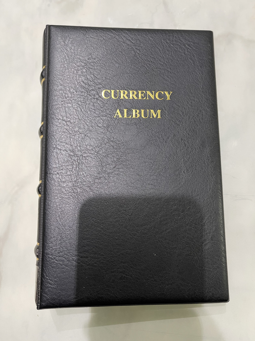 《外钞收藏家》第一百零二期拍卖 殷氏裸币便携册 配30张内页 近全新（不包含纸币）