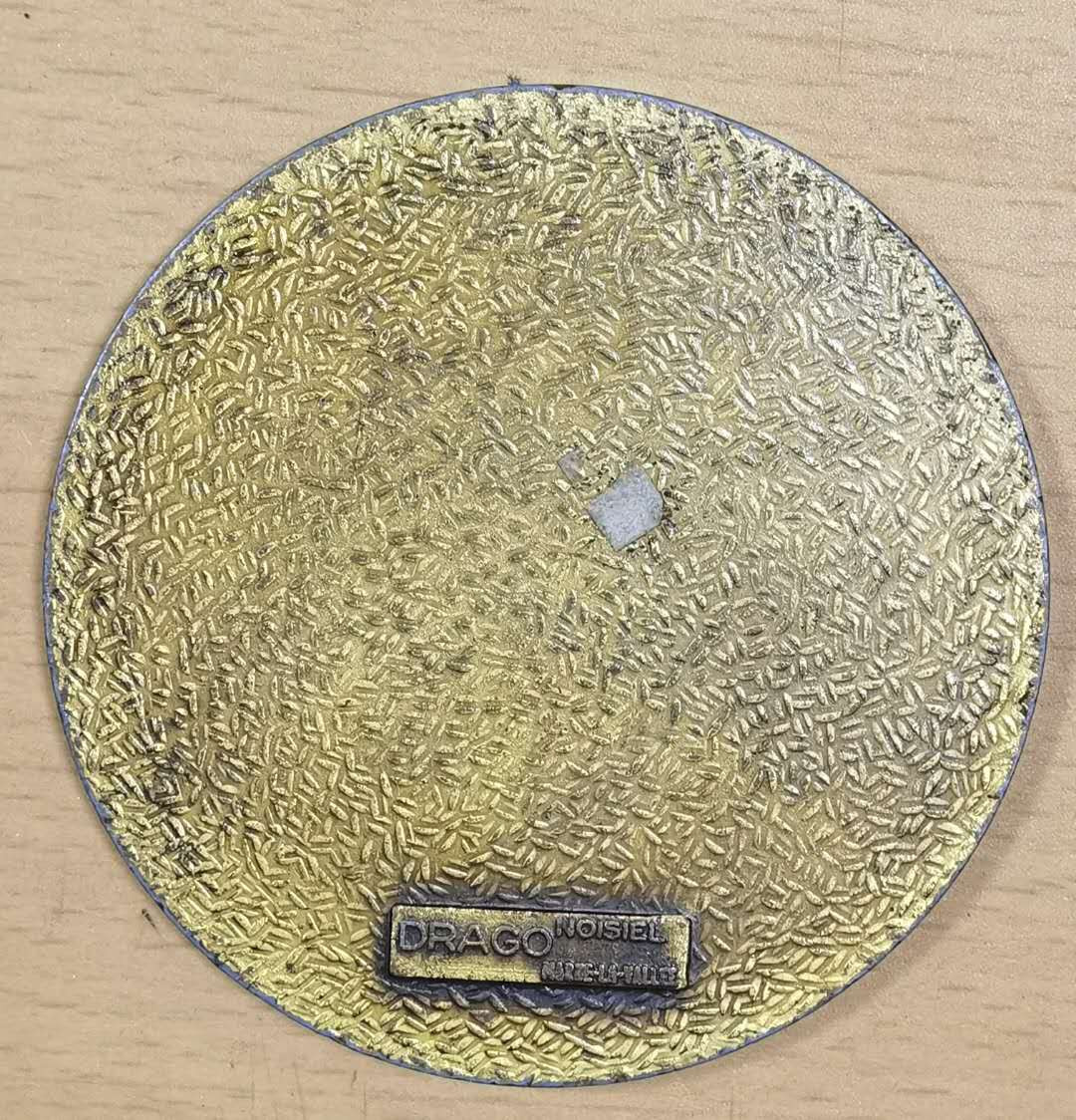 北京马甸外币专卖微拍第四十三期，外国纪念章专场，陆续上新，欢迎光临 彩色纪念章。直径：68mm，重量：102克，品相如图