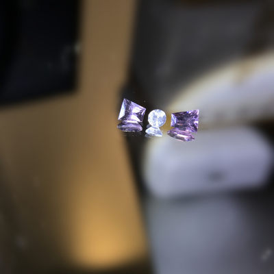 80年斯里兰卡宝石公司HH GEMS 【牛年第一场 彩色宝石】 - Mixsemi 梯形切割 蝴蝶结形状 白色蓝宝石 紫色尖晶 斯里兰卡