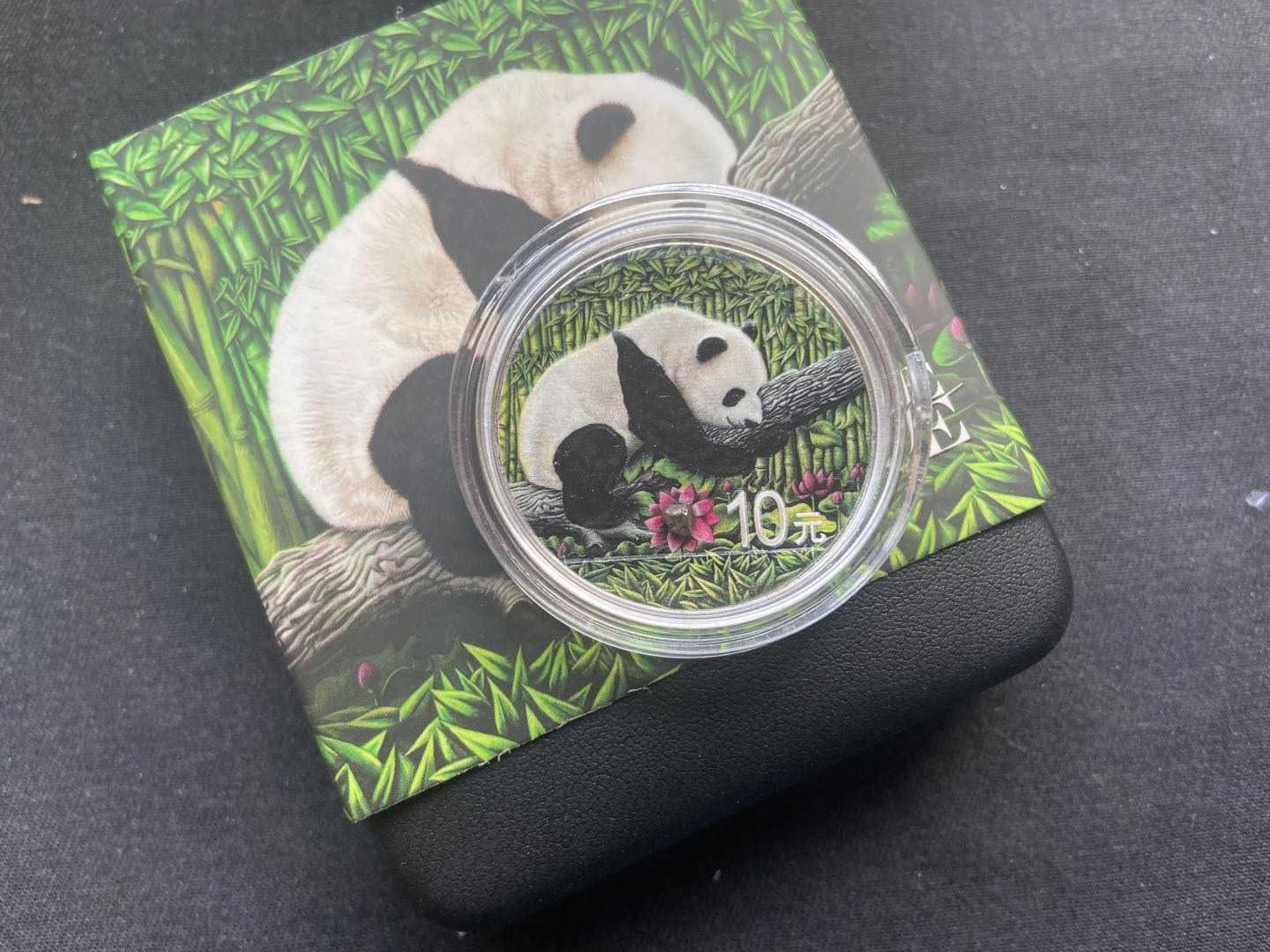 【币观天下】第138场钱币拍卖 【中国】中国2016年1盎司南丹陨石镶嵌熊猫彩色银币