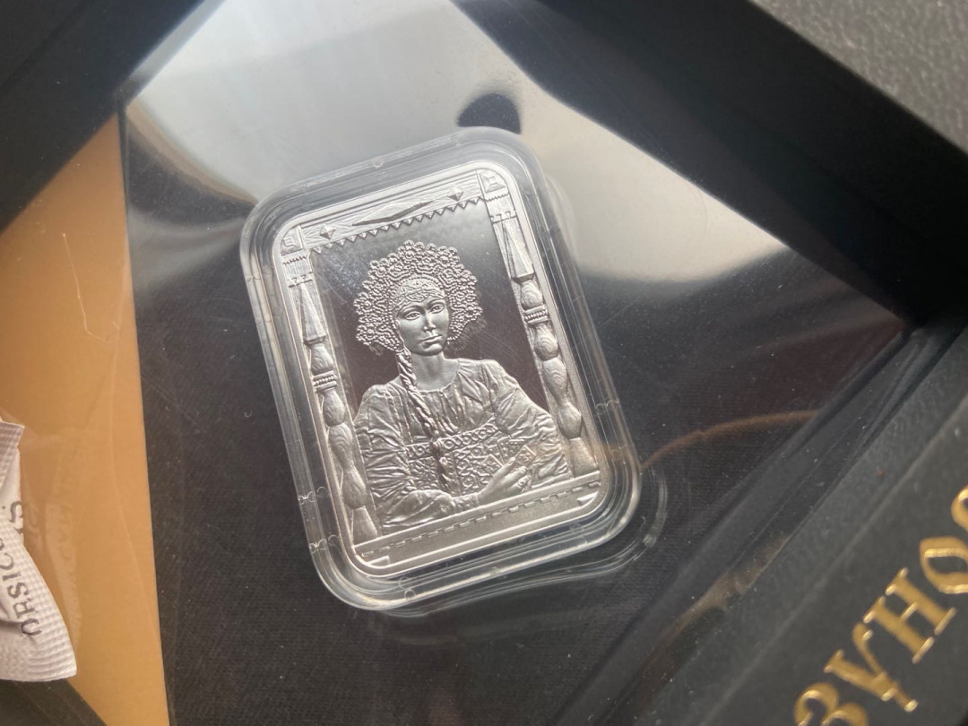 【币观天下】第138场钱币拍卖  纽埃2015年1元，28.28克，世界名画 《俄罗斯美少女》-伊利亚.格拉祖诺夫 名作，彩色异形精制纪念银币