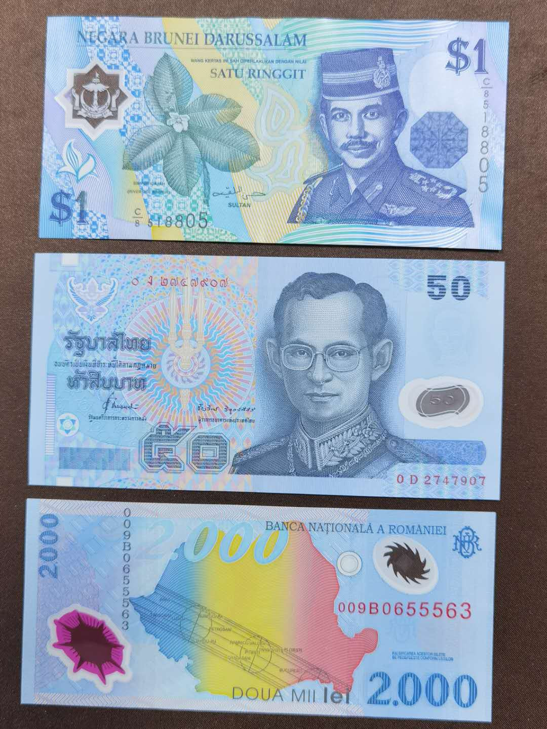 北京马甸外币专卖微拍第四十四期。外国纸币币专场，陆续上新，欢迎关注 文莱，泰国，罗马尼亚塑料钞三张，品相如图全新
