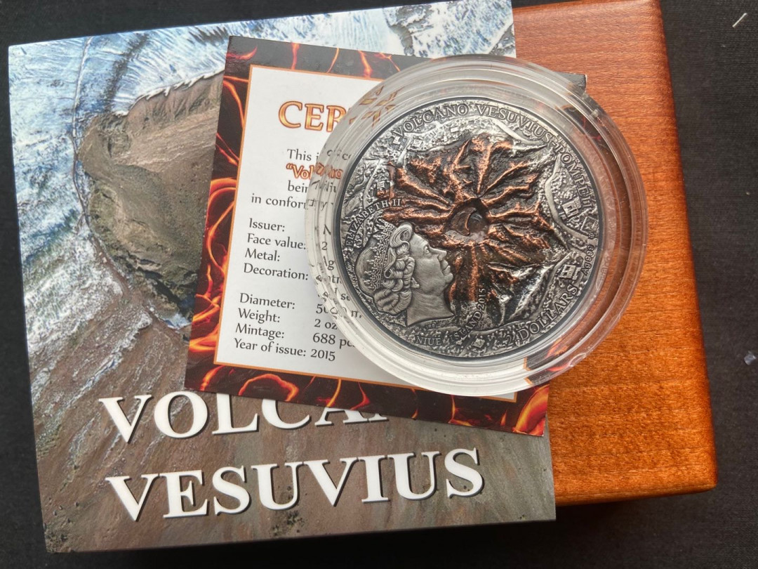 【币观天下】第138场钱币拍卖 【纽埃】纽埃2015年2盎司火山岩镶嵌曲面仿古银币(2)庞贝古城维苏威火山