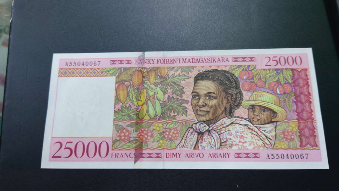 【囧羊收藏】精选微拍第16期~2021年第七期 精选港澳币和其它世界纸币 马达加斯加25000法郎 全新UNC绝品 尾号67
