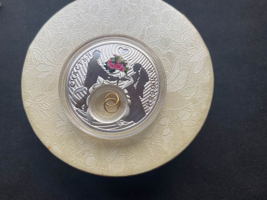 【币观天下】第138场钱币拍卖 纽埃2012年2元，28.28克，情人节爱情系列---“浪漫婚礼”，双面通透中空镶嵌银镀24K金可旋转“连心对戒”数码亮光彩色精致艺术银币