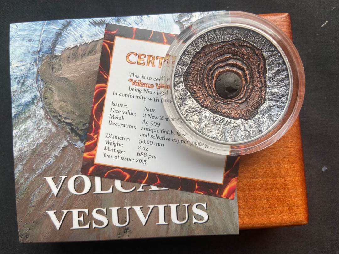 【币观天下】第138场钱币拍卖 【纽埃】纽埃2015年2盎司火山岩镶嵌曲面仿古银币(2)庞贝古城维苏威火山