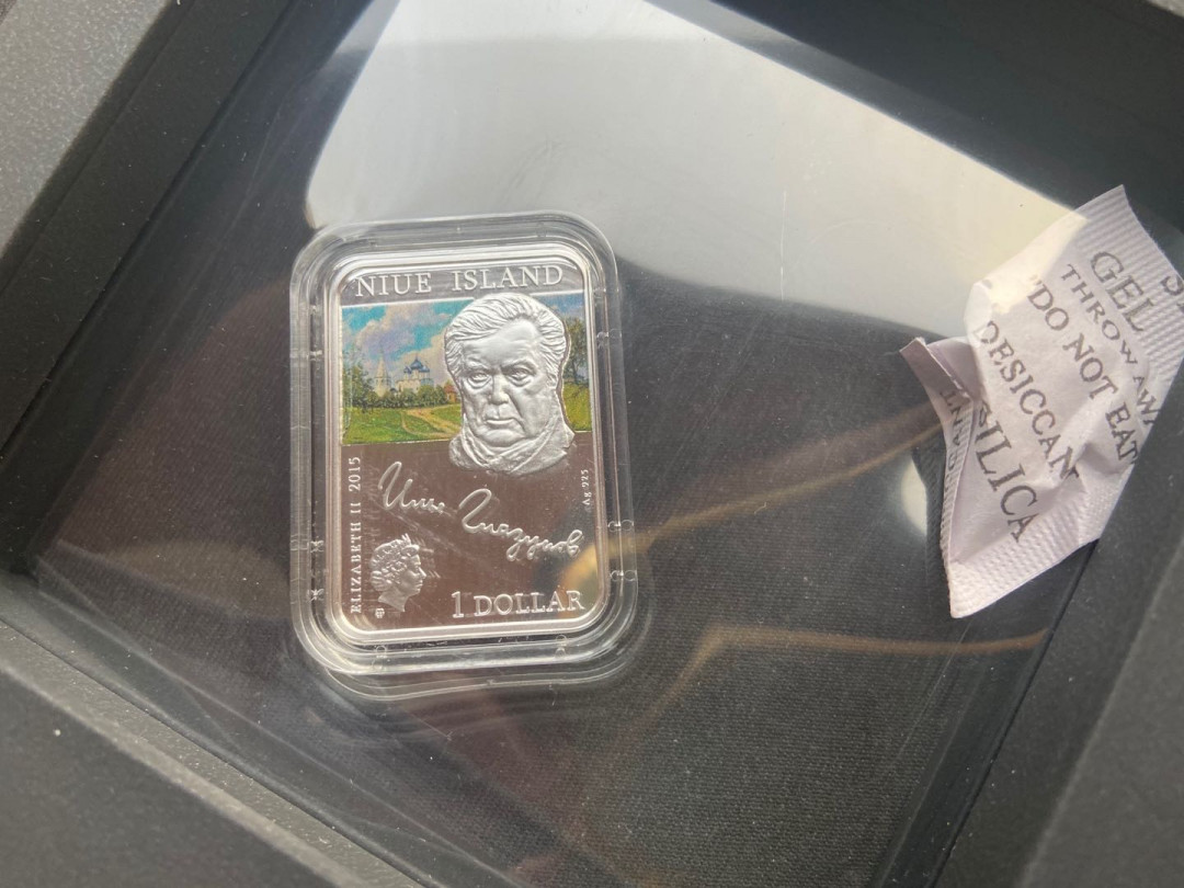 【币观天下】第138场钱币拍卖  纽埃2015年1元，28.28克，世界名画 《俄罗斯美少女》-伊利亚.格拉祖诺夫 名作，彩色异形精制纪念银币