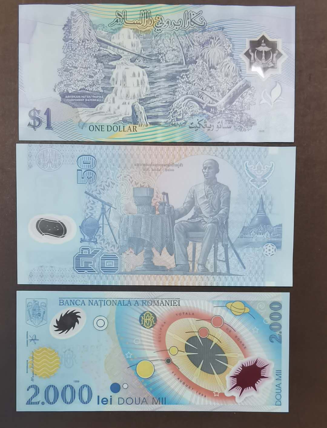 北京马甸外币专卖微拍第四十四期。外国纸币币专场，陆续上新，欢迎关注 文莱，泰国，罗马尼亚塑料钞三张，品相如图全新