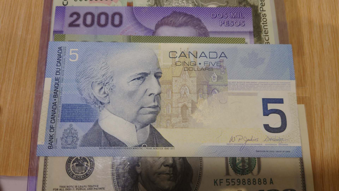 【囧羊收藏】精选微拍第16期~2021年第七期 精选港澳币和其它世界纸币 2002版（2005年印制）加拿大5元 初版无金属线 全新绝品