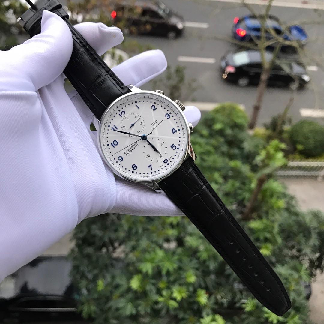 手表一比一复刻专场 品牌：万国༶IWC  葡萄牙系列 款式：精品绅士潮男款༶机械  规格：42mm×12mm 机芯：五针多功能机械 材料：316精钢  精致打造，完美奉献 精品推荐，欢迎转载