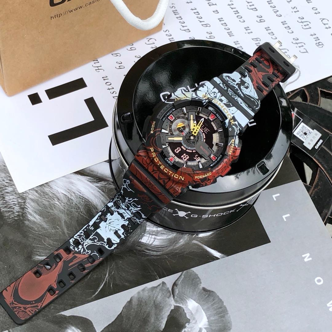 手表一比一复刻专场 海贼王！卡西欧海贼王联名限量手表男 G-SHOCK x ONE PIECE 路飞GA-110JOP腕表采用白、黑、红三种颜色，路飞开启四档为设计主题，各种细节都在体现《海贼王》的主题 防震防水、全自动日历、倒计时、每日闹钟、世界时间、秒表、全套原包装！