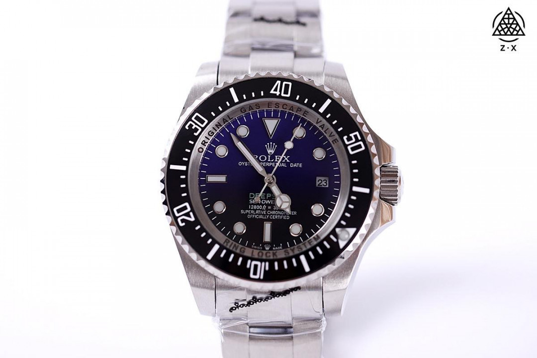 手表一比一复刻专场 【今日推荐-8215版鬼王】劳力士-ROLEX‼️作为腕表圈领头品牌之一，鬼王也无疑是该品牌领头表款之一，重金打造精钢质感、潜水性能、夜光强度、走时精准，完美诠释该款精髓【机芯】搭载专注而制0️⃣返修、💯全新原装西铁城8215全自动机械机芯，走时精准，性能优异，动力储备高达48小时【表壳】316L精钢表壳 完美呈现与原版一致的弧度、光泽，超强高密度矿物质玻璃镜面，精致的做工完美秉承原装的潜水性能【字面】刻度清晰，夜光超强持久，细节同步正品，内影圈刻字清晰，字体匀称【表带】316L精钢表扣