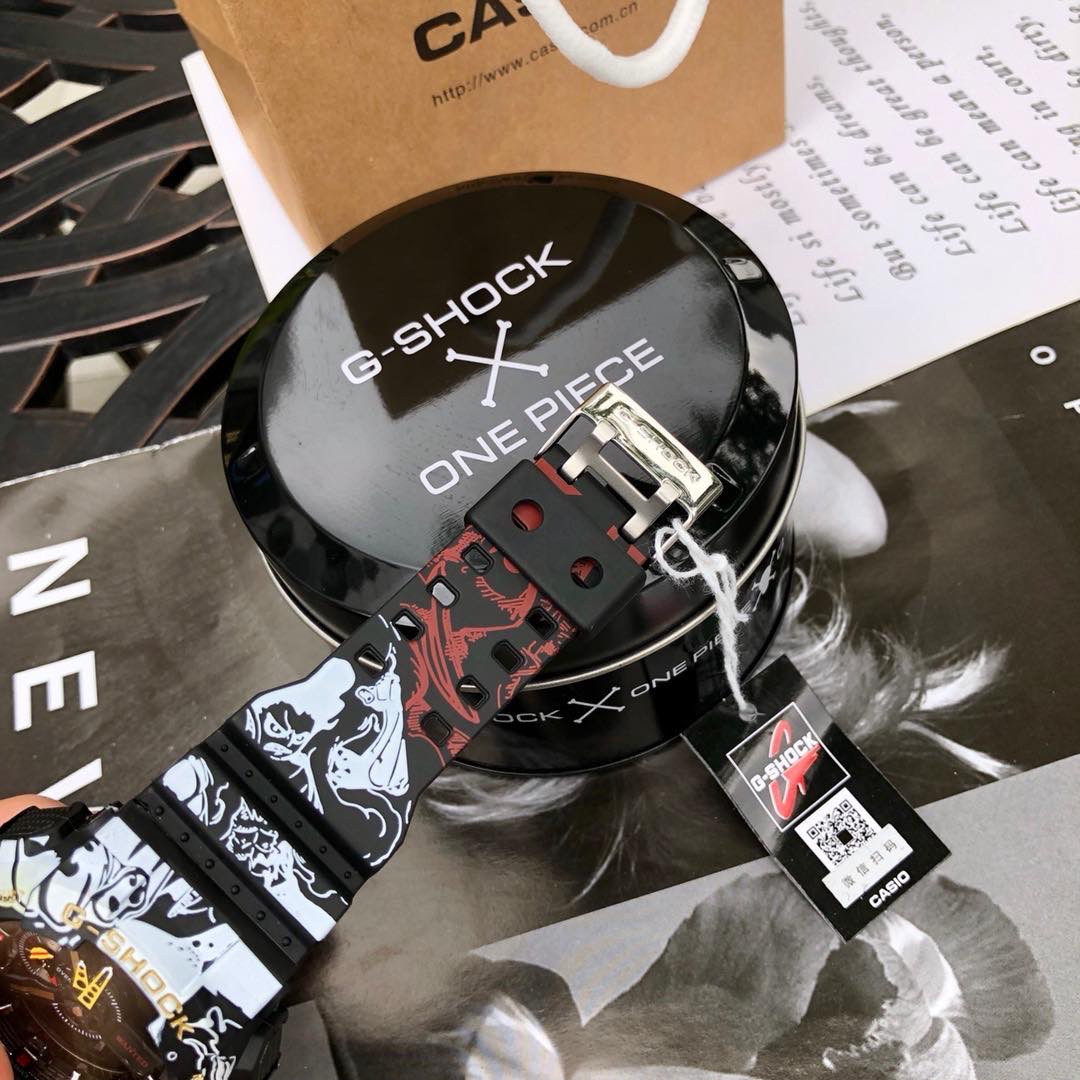 手表一比一复刻专场 海贼王！卡西欧海贼王联名限量手表男 G-SHOCK x ONE PIECE 路飞GA-110JOP腕表采用白、黑、红三种颜色，路飞开启四档为设计主题，各种细节都在体现《海贼王》的主题 防震防水、全自动日历、倒计时、每日闹钟、世界时间、秒表、全套原包装！