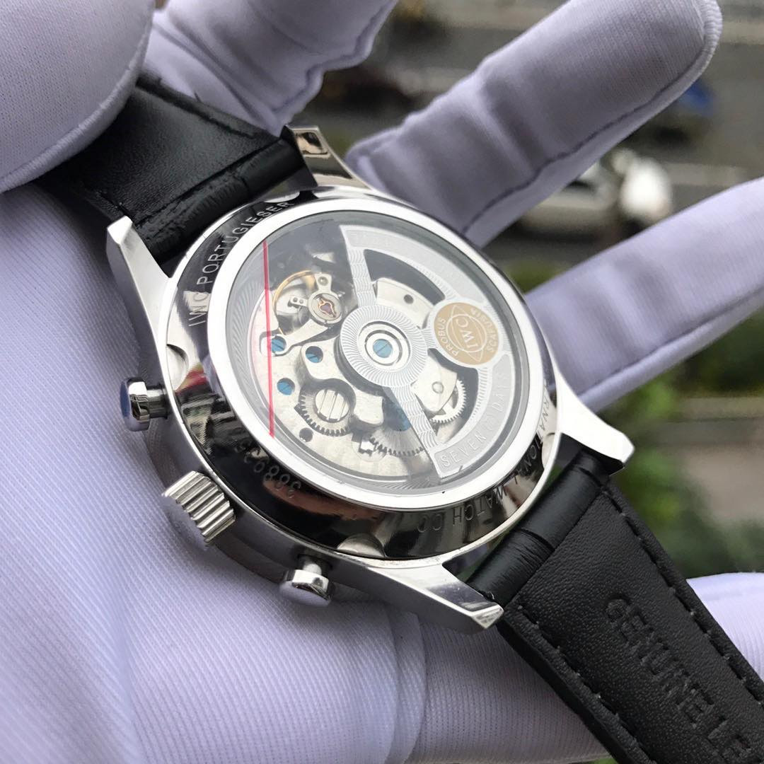 手表一比一复刻专场 品牌：万国༶IWC  葡萄牙系列 款式：精品绅士潮男款༶机械  规格：42mm×12mm 机芯：五针多功能机械 材料：316精钢  精致打造，完美奉献 精品推荐，欢迎转载
