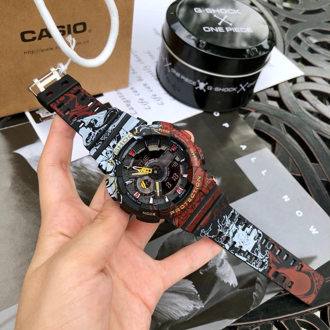 手表一比一复刻专场 海贼王！卡西欧海贼王联名限量手表男 G-SHOCK x ONE PIECE 路飞GA-110JOP腕表采用白、黑、红三种颜色，路飞开启四档为设计主题，各种细节都在体现《海贼王》的主题 防震防水、全自动日历、倒计时、每日闹钟、世界时间、秒表、全套原包装！