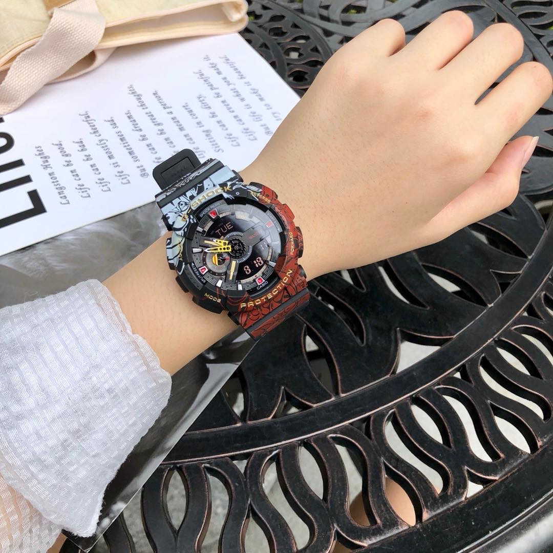 手表一比一复刻专场 海贼王！卡西欧海贼王联名限量手表男 G-SHOCK x ONE PIECE 路飞GA-110JOP腕表采用白、黑、红三种颜色，路飞开启四档为设计主题，各种细节都在体现《海贼王》的主题 防震防水、全自动日历、倒计时、每日闹钟、世界时间、秒表、全套原包装！
