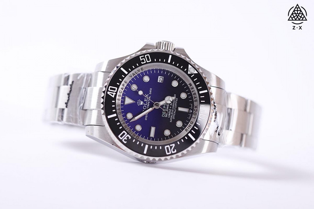 手表一比一复刻专场 【今日推荐-8215版鬼王】劳力士-ROLEX‼️作为腕表圈领头品牌之一，鬼王也无疑是该品牌领头表款之一，重金打造精钢质感、潜水性能、夜光强度、走时精准，完美诠释该款精髓【机芯】搭载专注而制0️⃣返修、💯全新原装西铁城8215全自动机械机芯，走时精准，性能优异，动力储备高达48小时【表壳】316L精钢表壳 完美呈现与原版一致的弧度、光泽，超强高密度矿物质玻璃镜面，精致的做工完美秉承原装的潜水性能【字面】刻度清晰，夜光超强持久，细节同步正品，内影圈刻字清晰，字体匀称【表带】316L精钢表扣