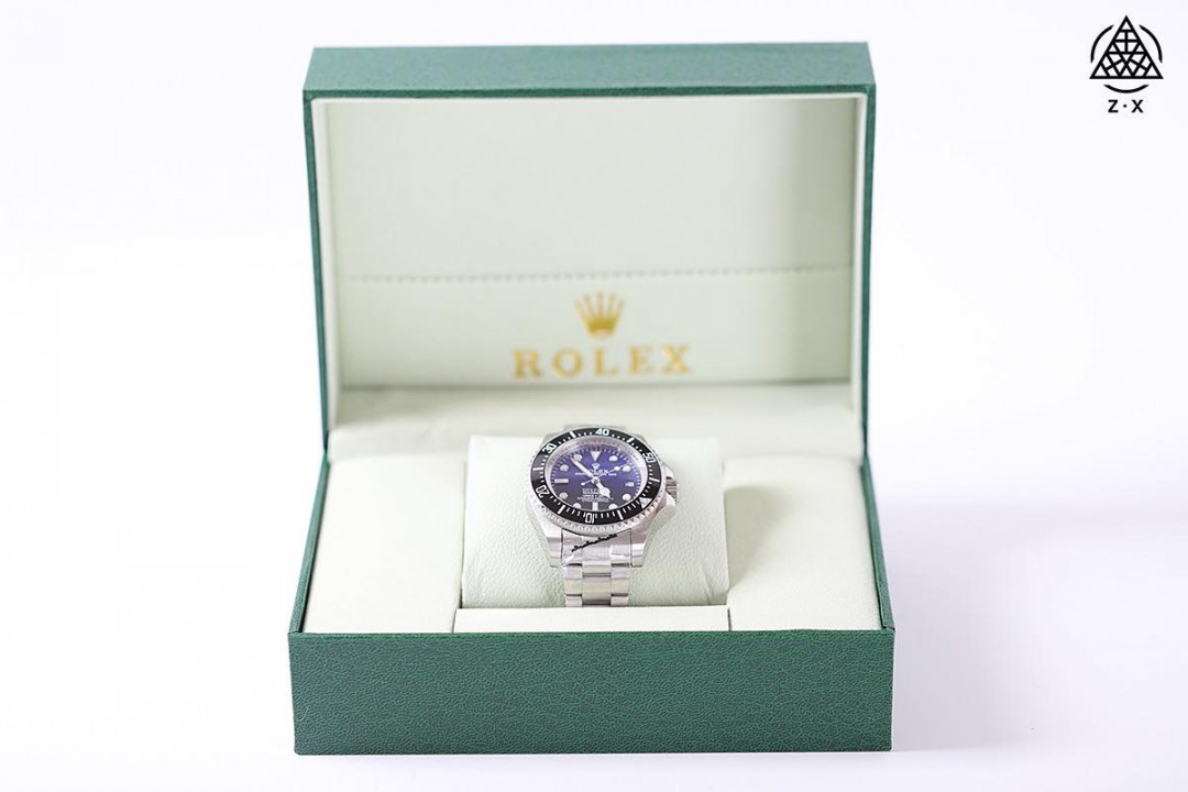 手表一比一复刻专场 【今日推荐-8215版鬼王】劳力士-ROLEX‼️作为腕表圈领头品牌之一，鬼王也无疑是该品牌领头表款之一，重金打造精钢质感、潜水性能、夜光强度、走时精准，完美诠释该款精髓【机芯】搭载专注而制0️⃣返修、💯全新原装西铁城8215全自动机械机芯，走时精准，性能优异，动力储备高达48小时【表壳】316L精钢表壳 完美呈现与原版一致的弧度、光泽，超强高密度矿物质玻璃镜面，精致的做工完美秉承原装的潜水性能【字面】刻度清晰，夜光超强持久，细节同步正品，内影圈刻字清晰，字体匀称【表带】316L精钢表扣