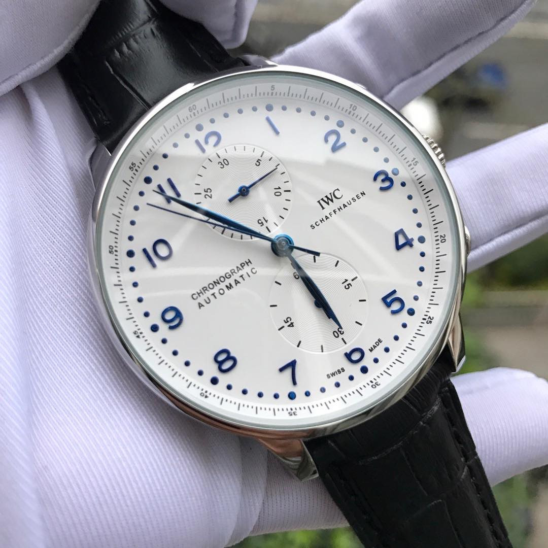 手表一比一复刻专场 品牌：万国༶IWC  葡萄牙系列 款式：精品绅士潮男款༶机械  规格：42mm×12mm 机芯：五针多功能机械 材料：316精钢  精致打造，完美奉献 精品推荐，欢迎转载