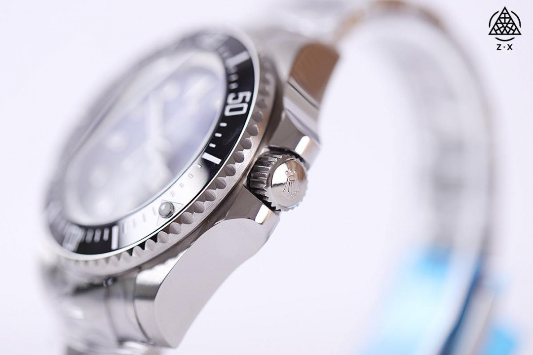 手表一比一复刻专场 【今日推荐-8215版鬼王】劳力士-ROLEX‼️作为腕表圈领头品牌之一，鬼王也无疑是该品牌领头表款之一，重金打造精钢质感、潜水性能、夜光强度、走时精准，完美诠释该款精髓【机芯】搭载专注而制0️⃣返修、💯全新原装西铁城8215全自动机械机芯，走时精准，性能优异，动力储备高达48小时【表壳】316L精钢表壳 完美呈现与原版一致的弧度、光泽，超强高密度矿物质玻璃镜面，精致的做工完美秉承原装的潜水性能【字面】刻度清晰，夜光超强持久，细节同步正品，内影圈刻字清晰，字体匀称【表带】316L精钢表扣